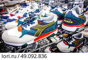 Обувь Diadora для бега. Магазин обуви. Спортивная обувь Diadora. Редакционное фото, фотограф FotograFF / Фотобанк Лори