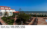 Отель «Sun Resort» на первой линии Бердянской Косы на побережье Азовского моря. Бердянск. Запорожская область. Редакционное фото, фотограф Сергей Афанасьев / Фотобанк Лори