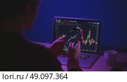 Crypto trader analyzing live cryptocurrency and stock charts on smartphone. Стоковое видео, видеограф Arsenii Palivoda / Фотобанк Лори