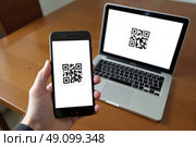 QR-коды на экранах устройств с копи-спейсом / QR codes on copy-space device screens. Стоковое AI-изображение, AI-художник Валерий Лукин / Фотобанк Лори