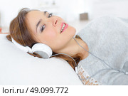 Chilling out to her music. Стоковое фото, агентство Ingram Publishing / Фотобанк Лори