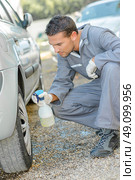 Mechanic cleaning a car. Стоковое фото, агентство Ingram Publishing / Фотобанк Лори