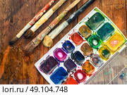 Brush and paint. Set of watercolors and different brushes for painting on wood vintage palette. Стоковое фото, агентство Ingram Publishing / Фотобанк Лори