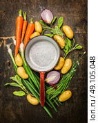 Fresh organic vegetables and herbs around old empty cooking pot on rustic wooden background, top view composing, copy space. Стоковое фото, агентство Ingram Publishing / Фотобанк Лори