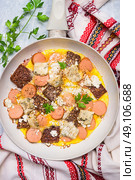 White frypan with egg omelette with sausage, bread and cheese, top view, close up. Стоковое фото, агентство Ingram Publishing / Фотобанк Лори