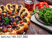 ruddy meat pie. Delicious homemade steak pie with vegetables and plum jam in rustic style. Стоковое фото, агентство Ingram Publishing / Фотобанк Лори