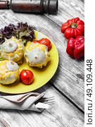Baked squash with cheese. Autumn dish of scallops baked in cheese with tomatoes. Стоковое фото, агентство Ingram Publishing / Фотобанк Лори