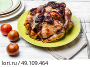Roasted whole chicken. Lunch dish with roasted carcass of chicken in plum sauce. Стоковое фото, агентство Ingram Publishing / Фотобанк Лори