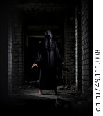 Zombie girl at old house. Стоковое фото, агентство Ingram Publishing / Фотобанк Лори
