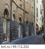 Buildings along a narrow cobblestone street, Orvieto, Terni Province, Umbria, Italy. Стоковое фото, агентство Ingram Publishing / Фотобанк Лори
