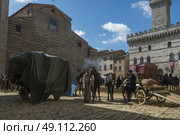 People with horse carts on street, Montepulciano, Siena, Tuscany, Italy. Стоковое фото, агентство Ingram Publishing / Фотобанк Лори