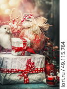 Lovely Christmas card with handmade gifts, bird, holiday ball ,decoration and bokeh lighting,  vintage styled. Стоковое фото, агентство Ingram Publishing / Фотобанк Лори