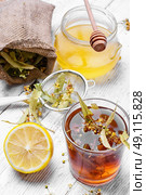 Linden herbal tea. Antiviral Linden tea with honey and lemon. Стоковое фото, агентство Ingram Publishing / Фотобанк Лори