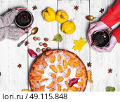 Pie with autumn quinces. Warm aromatic tea in hand and pie with autumn quince. Стоковое фото, агентство Ingram Publishing / Фотобанк Лори