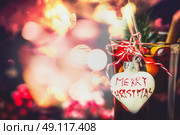 Christmas bokeh background with glass of mulled wine or punch with heart and inscription Merry Christmas, close up. Стоковое фото, агентство Ingram Publishing / Фотобанк Лори
