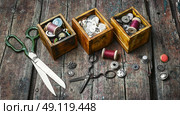 set of threads and buttons. Spools of sewing threads and buttons from clothing. Стоковое фото, агентство Ingram Publishing / Фотобанк Лори