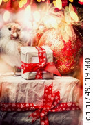 Christmas greeting card with gift boxes tied with a red ribbon, bird at shine holiday decoration and bokeh lighting, vintage styled. Стоковое фото, агентство Ingram Publishing / Фотобанк Лори