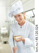 Baker finishing of a rectangular dessert. Стоковое фото, агентство Ingram Publishing / Фотобанк Лори