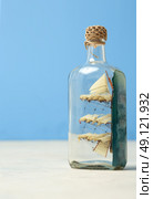 toy boat in a glass botttle. Стоковое фото, агентство Ingram Publishing / Фотобанк Лори
