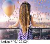 cute girl looking at the thousands of balloons. Стоковое фото, агентство Ingram Publishing / Фотобанк Лори