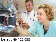 young team of doctors having coffee break at hospital. Стоковое фото, агентство Ingram Publishing / Фотобанк Лори