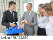 trainee cleaner listening to his manager. Стоковое фото, агентство Ingram Publishing / Фотобанк Лори