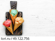 Assortment of ice cream sundae. Summer ice cream assortment of fruit flavors with kiwi and pomegranate. Стоковое фото, агентство Ingram Publishing / Фотобанк Лори