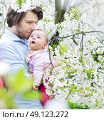 Portrait of a young man cuddling his daughter. Стоковое фото, агентство Ingram Publishing / Фотобанк Лори