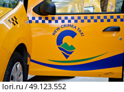 Надпись на двери жёлтой машины: "New Crimean taxi" - "Новое Крымское такси" (2018 год). Редакционное фото, фотограф Snezka / Фотобанк Лори