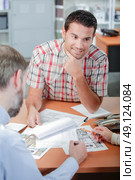 victorious salesman. Стоковое фото, агентство Ingram Publishing / Фотобанк Лори
