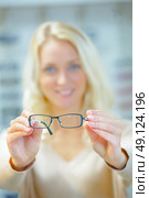 Choosing a pair of glasses. Стоковое фото, агентство Ingram Publishing / Фотобанк Лори