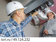 manager giving orders to coworkers fixing air conditioning. Стоковое фото, агентство Ingram Publishing / Фотобанк Лори