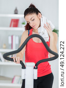 portrait of young girl training on a stepping machine. Стоковое фото, агентство Ingram Publishing / Фотобанк Лори