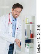 medical doctor using sanitizer dispenser in clinic. Стоковое фото, агентство Ingram Publishing / Фотобанк Лори