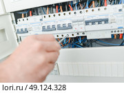 Electrician repairing a fuse. Стоковое фото, агентство Ingram Publishing / Фотобанк Лори