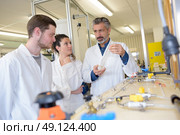 teacher showing students the functioning of a system. Стоковое фото, агентство Ingram Publishing / Фотобанк Лори