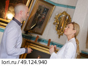 artists in gallery discussing an exhibition. Стоковое фото, агентство Ingram Publishing / Фотобанк Лори