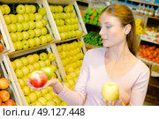 Woman holding three apples in her hands. Стоковое фото, агентство Ingram Publishing / Фотобанк Лори