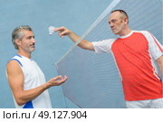 men playing badminton. Стоковое фото, агентство Ingram Publishing / Фотобанк Лори