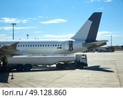 Generic aircraft aeroplane with gas bus refilling fuel. Стоковое фото, агентство Ingram Publishing / Фотобанк Лори