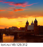 London Bridge sunset at Thames with St Paul Pauls Cathedral. Стоковое фото, агентство Ingram Publishing / Фотобанк Лори