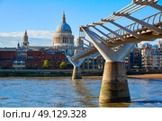 London St Paul Pauls cathedral from Millennium bridge on Thames UK. Стоковое фото, агентство Ingram Publishing / Фотобанк Лори