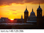 London Bridge sunset at Thames with St Paul Pauls Cathedral. Стоковое фото, агентство Ingram Publishing / Фотобанк Лори