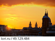 London Bridge sunset at Thames with St Paul Pauls Cathedral. Стоковое фото, агентство Ingram Publishing / Фотобанк Лори