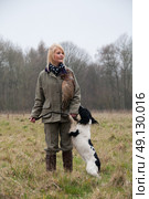Picker up with her spaniel on a pheasant shoot. Стоковое фото, агентство Ingram Publishing / Фотобанк Лори