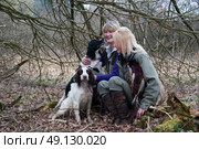 Two pickers up in the woods, waiting to work their dogs, on a game shoot. Стоковое фото, агентство Ingram Publishing / Фотобанк Лори