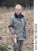 A girl picking up pheasants on a shoot. Стоковое фото, агентство Ingram Publishing / Фотобанк Лори