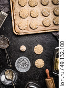 Handmade cookies preparation with drink glass and bake  kitchen tools , top view. Стоковое фото, агентство Ingram Publishing / Фотобанк Лори