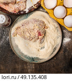 raw Meat schnitzel preparation in plate with flour, eggs and crumbs on wooden background, top view, close up. Стоковое фото, агентство Ingram Publishing / Фотобанк Лори