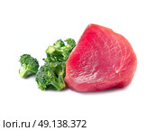 Crude tuna fish steak with broccoli. Стоковое фото, фотограф Волошина Мария Ивановна / Фотобанк Лори